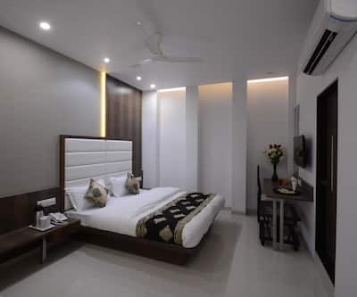 https://imgcld.yatra.com/ytimages/image/upload/t_hotel_yatra_city_desktop/v1453716451/Domestic Hotels/Hotels_Ahmedabad/Hotel One Up/Bedroom_3.jpg